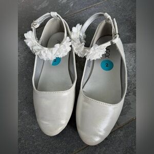 White flower girl shoes. Can be used for first communion etc.